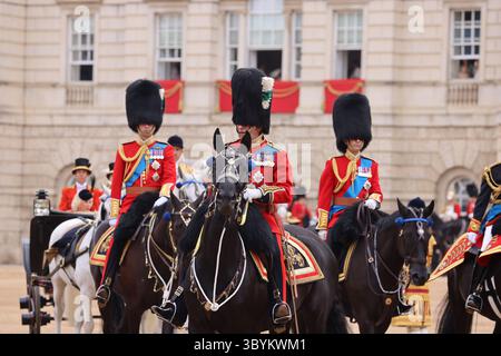 17. Juni 2023, London, Schottland, Vereinigtes Königreich: London (Vereinigtes Königreich), 17.06.2023.- Ein vom britischen Verteidigungsministerium bereitgestelltes Foto zeigt den britischen König Karl III. (C) und den Prinzen von Wales (L) auf Pferden während der Trooping the Colour Parade zum Geburtstag von König Karl III. Am 17. Juni 2023 in London, Großbritannien. Die Trooping of the Colour feiert traditionell den offiziellen Geburtstag des britischen Souveräns und zeigt eine Parade von über 1.400 Soldaten, 200 Pferden und 400 Musikern. (Reino Unido, Londres) (Bild: © CPL Kristian Dawson/Handout Via ZUMA Pres Stockfoto