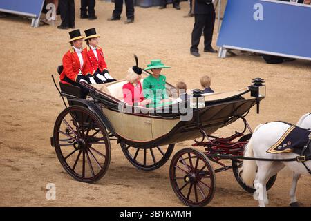 17. Juni 2023, London, Vereinigtes Königreich: London (Vereinigtes Königreich), 17.06.2023.- Ein vom britischen Verteidigungsministerium bereitgestelltes Foto zeigt Königin Camilla und die Prinzessin von Wales, die während der Trooping-the-Colour-Parade zum Geburtstag von König Karl III. In London, Großbritannien, am 17. Juni 2023 mit der Kutsche bei Horse Guards ankommen. Die Trooping of the Colour feiert traditionell den offiziellen Geburtstag des britischen Souveräns und zeigt eine Parade von über 1.400 Soldaten, 200 Pferden und 400 Musikern. (Reino Unido, Londres) (Foto: © Sgt Donald C Todd/Handout via ZUMA Press Wire) Stockfoto