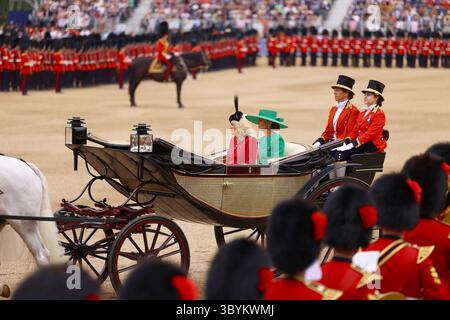 17. Juni 2023, London, Schottland, Vereinigtes Königreich: London (Vereinigtes Königreich), 17.06.2023.- Ein vom britischen Verteidigungsministerium bereitgestelltes Foto zeigt Königin Camilla und die Prinzessin von Wales, die während der Trooping-the-Colour-Parade zum Geburtstag von König Karl III. In London, Großbritannien, am 17. Juni 2023 mit Kutsche bei Horse Guards ankommen. Die Trooping of the Colour feiert traditionell den offiziellen Geburtstag des britischen Souveräns und zeigt eine Parade von über 1.400 Soldaten, 200 Pferden und 400 Musikern. (Reino Unido, Londres) (Foto: © CPL Nathan Tanuku RLC/Handout via ZUMA Press Wire) Stockfoto