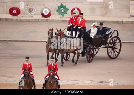 17. Juni 2023, London, Schottland, Vereinigtes Königreich: London (Vereinigtes Königreich), 17.06.2023.- Ein Foto des britischen Verteidigungsministeriums zeigt Prinzessin Sophie, die Herzogin von Edinburgh, und Vizeadmiral Sir Timothy Laurence, die am 17. Juni 2023 während der Trooping-the-Colour-Parade in London ankommen. Die Trooping of the Colour feiert traditionell den offiziellen Geburtstag des britischen Souveräns und zeigt eine Parade von über 1.400 Soldaten, 200 Pferden und 400 Musikern. (Reino Unido, Edimburgo, Londres) (Kreditbild: © S Stockfoto