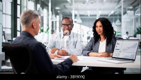 Steuerplanungsgespräch mit Finanzberater für das Immobilienportfolio verschiedener Paare. Stockfoto