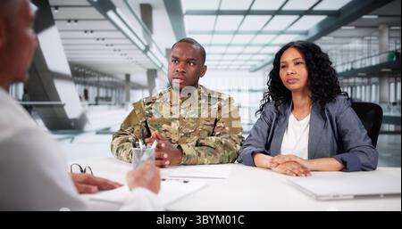 Diversity Doctor Unterstützt Soldat Veteran Durch Gesundheits- Und Therapiesitzungen Stockfoto