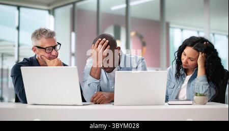 Unmotivierter Geschäftsmann Schläft Während Langweiliger Besprechung, Abgelenkte Kollegen Schauen Zu. Stockfoto