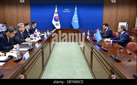 8. Juli 2023, Seoul, Korea, Republik: Seoul (Korea, Republik), 08.07.2023.- Ein vom südkoreanischen Außenministerium bereitgestelltes Foto zeigt den südkoreanischen Außenminister Park Jin (2. Aus L), der während seines Treffens im außenministerium in Seoul (Südkorea) Gespräche mit dem Generaldirektor der Internationalen Atomenergiebehörde Rafael Grossi (FAR R) führt (veröffentlicht am 08 2023. Juli 2023). (Corea del Sur, Seúl) (Foto: © Südkoreanisches Außenministerium Ha/Handout via ZUMA Press Wire) Stockfoto