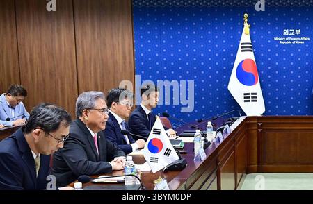 8. Juli 2023, Seoul, Korea, Republik: Seoul (Korea, Republik), 08.07.2023.- Ein vom südkoreanischen Außenministerium bereitgestelltes Foto zeigt den südkoreanischen Außenminister Park Jin (2. Aus L), der während des Treffens im außenministerium in Seoul (Südkorea) am 08. Juli 2023 Gespräche mit dem Generaldirektor der Internationalen Atomenergiebehörde Rafael Grossi (nicht abgebildet) führt (ausgestellt am 09. Juli 2023). (Corea del Sur, Seúl) (Foto: © Südkoreanisches Außenministerium Ha/Handout via ZUMA Press Wire) Stockfoto