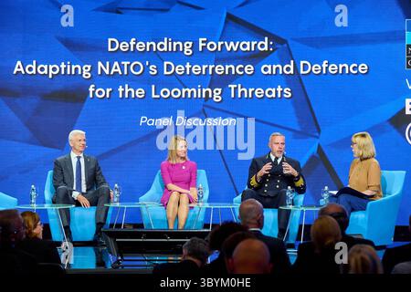 11. Juli 2023, Vilnius, Litauen: Vilnius (Litauen), 11.07.2023.- Ein Foto der Nordatlantikvertrags-Organisation zeigt (L-R) Lettlands Premierminister Krisjanis Karins, Estlands Premierminister Kaja Kallas, Vorsitzender des NATO-Militärkomitees Admiral Rob Bauer und Präsident des Deutschen Marshallfonds der US Heather Conley während des NATO-Gipfels am 11. Juli 2023 in Vilnius, Litauen. Der Gipfel der Nordatlantischen Vertragsorganisation (NATO) findet am 11. Und 12. Juli 2023 in Vilnius statt, wobei die Führer der Allianz voraussichtlich neue Verteidigungspläne annehmen werden Stockfoto