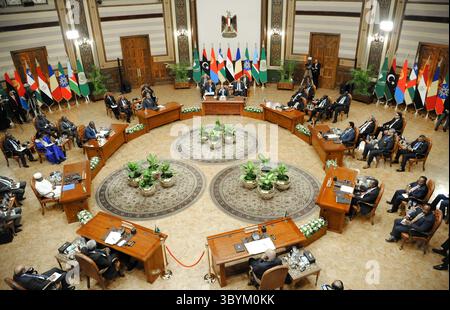 13. Juli 2023, KAIRO, Ägypten: Kairo (Ägypten), 13.07.2023.- Ein Foto der ägyptischen Präsidentschaft zeigt den ägyptischen Präsidenten Abdel Fattah al-Sisi (C), der Führer der Nachbarländer des Sudan während eines Gipfels zur Lösung des Sudan-Konflikts am 13. Juli 2023 in Kairo, Ägypten, empfängt. Ägypten war Gastgeber der Führer der Nachbarländer des Sudan sowie der Chefs der Afrikanischen Union und der Arabischen Liga, um mögliche Lösungen für den sudanesischen Konflikt zu erörtern und Wege zu erörtern, alle beteiligten Parteien einzubinden. Die Kämpfe, die seit dem 15. April zwischen der sudanesischen Armee und der paramilitärischen Schnellunterstützung ausbrachen Stockfoto