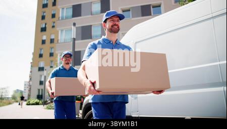 Erfahrene Umsteiger Sorgen Für Eine Rechtzeitige Lieferung Der Pakete An Ihre Tür. Stockfoto
