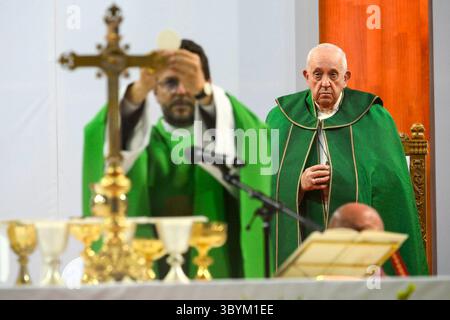 September 2023, Ulaanbaatar, MONGOLEI, MONGOLEI: Ulaanbaatar (Mongolei), 09.03.2023.- Ein Foto der Vatikanischen Medien zeigt Papst Franziskus (R), der am 3. September 2023 im Sportstadion „Steppe Arena“ in Ulaanbaatar in der Mongolei eine Heilige Messe führt. Papst Franziskus landete am 1. September in der mongolischen Hauptstadt Ulaanbaatar, um seine 43. Internationale apostolische Reise in die Mongolei unter dem Motto „gemeinsam hoffen“ bis zum 4. September zu beginnen. (Papa) (Kreditbild: © Vatikanische Medien/Handout via ZUMA Press Wire) Stockfoto