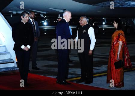 8. September 2023, NEW DELHI, NEW DELHI, Indien: New Delhi (Indien), 08.09.2023.- Ein vom indischen Außenministerium (MEA) bereitgestelltes Handout-Bild zeigt US-Präsident Joe Biden (C-L), der am 8. September 2023 zum G20-Gipfel am Palam Airforce Airport in New Delhi, Indien, eintrifft. Die indische Hauptstadt ist bereit für den G20-Gipfel, der für den 09. Und 10. September geplant ist. (Nueva Delhi) (Credit Image: © Außenministerium Han/Handout via ZUMA Press Wire) Stockfoto