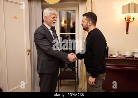Februar 2024, München, Deu, Deutschland: München (Deutschland), 16.02.2024.- Ein Foto des Presseservice des Präsidenten zeigt den Präsidenten der Ukraine Wolodymyr Zelensky (R) und den Präsidenten der Tschechischen Republik Petr Pavel (L) während ihres bilateralen Treffens auf der Münchner Sicherheitskonferenz 2024 am 17. Februar 2024 in München. Mehr als 500 hochrangige internationale Entscheidungsträger treffen sich auf der 60. Münchner Sicherheitskonferenz während ihrer Jahrestagung vom 16. Bis 18. Februar 2024 in München, um globale Sicherheitsfragen zu diskutieren. (República Checa, Alemania, Ucrania) (Bild: © Preside Stockfoto