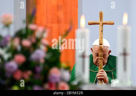 September 2023, Ulaanbaatar, MONGOLEI, MONGOLEI: Ulaanbaatar (Mongolei), 09.03.2023.- Ein Foto der Vatikanischen Medien zeigt Papst Franziskus, der am 3. September 2023 eine Heilige Messe im Sportstadion „Steppe Arena“ in Ulaanbaatar in der Mongolei veranstaltet. Papst Franziskus landete am 1. September in der mongolischen Hauptstadt Ulaanbaatar, um seine 43. Internationale apostolische Reise in die Mongolei unter dem Motto „gemeinsam hoffen“ bis zum 4. September zu beginnen. (Papa) (Kreditbild: © Vatikanische Medien/Handout via ZUMA Press Wire) Stockfoto