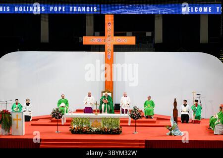 September 2023, Ulaanbaatar, MONGOLEI, MONGOLEI: Ulaanbaatar (Mongolei), 09.03.2023.- Ein Foto der Vatikanischen Medien zeigt Papst Franziskus (C), der am 3. September 2023 im Sportstadion „Steppe Arena“ in Ulaanbaatar in der Mongolei eine Heilige Messe abhält. Papst Franziskus landete am 1. September in der mongolischen Hauptstadt Ulaanbaatar, um seine 43. Internationale apostolische Reise in die Mongolei unter dem Motto „gemeinsam hoffen“ bis zum 4. September zu beginnen. (Papa) (Kreditbild: © Vatikanische Medien/Handout via ZUMA Press Wire) Stockfoto