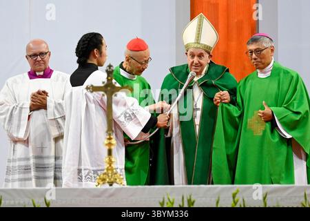 September 2023, Ulaanbaatar, MONGOLEI, MONGOLEI: Ulaanbaatar (Mongolei), 09.03.2023.- Ein Foto der Vatikanischen Medien zeigt Papst Franziskus (2-R), der am 3. September 2023 im Sportstadion „Steppe Arena“ in Ulaanbaatar in der Mongolei eine Heilige Messe führt. Papst Franziskus landete am 1. September in der mongolischen Hauptstadt Ulaanbaatar, um seine 43. Internationale apostolische Reise in die Mongolei unter dem Motto „gemeinsam hoffen“ bis zum 4. September zu beginnen. (Papa) (Kreditbild: © Vatikanische Medien/Handout via ZUMA Press Wire) Stockfoto