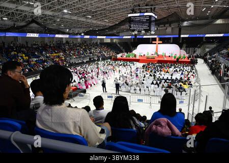 September 2023, Ulaanbaatar, MONGOLEI, MONGOLEI: Ulaanbaatar (Mongolei), 09.03.2023.- Ein Foto der Vatikanischen Medien zeigt eine allgemeine Ansicht einer heiligen Messe unter der Leitung von Papst Franziskus im Sportstadion „Steppe Arena“ in Ulaanbaatar, Mongolei, 03. September 2023. Papst Franziskus landete am 1. September in der mongolischen Hauptstadt Ulaanbaatar, um seine 43. Internationale apostolische Reise in die Mongolei unter dem Motto „gemeinsam hoffen“ bis zum 4. September zu beginnen. (Papa) (Kreditbild: © Vatikanische Medien/Handout via ZUMA Press Wire) Stockfoto