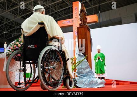 September 2023, Ulaanbaatar, MONGOLEI, MONGOLEI: Ulaanbaatar (Mongolei), 09.03.2023.- Ein Foto der Vatikanischen Medien zeigt Papst Franziskus (L), der am 3. September 2023 eine Heilige Messe im Sportstadion „Steppe Arena“ in Ulaanbaatar in der Mongolei führt. Papst Franziskus landete am 1. September in der mongolischen Hauptstadt Ulaanbaatar, um seine 43. Internationale apostolische Reise in die Mongolei unter dem Motto „gemeinsam hoffen“ bis zum 4. September zu beginnen. (Papa) (Kreditbild: © Vatikanische Medien/Handout via ZUMA Press Wire) Stockfoto