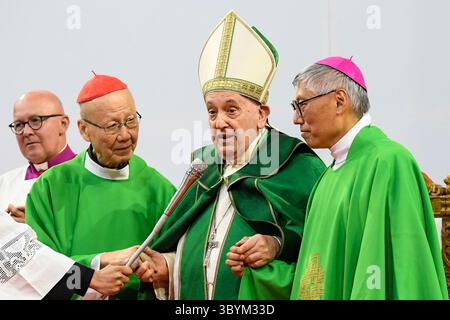 September 2023, Ulaanbaatar, MONGOLEI, MONGOLEI: Ulaanbaatar (Mongolei), 09.03.2023.- Ein Foto der Vatikanischen Medien zeigt Papst Franziskus (2-R), der am 3. September 2023 im Sportstadion „Steppe Arena“ in Ulaanbaatar in der Mongolei eine Heilige Messe feiert. Papst Franziskus landete am 1. September in der mongolischen Hauptstadt Ulaanbaatar, um seine 43. Internationale apostolische Reise in die Mongolei unter dem Motto „gemeinsam hoffen“ bis zum 4. September zu beginnen. (Papa) (Kreditbild: © Vatikanische Medien/Handout via ZUMA Press Wire) Stockfoto