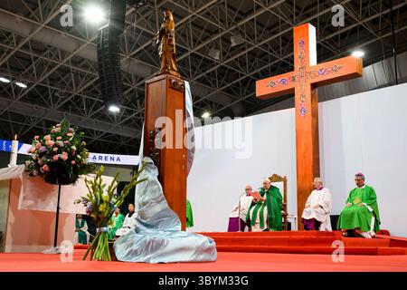 September 2023, Ulaanbaatar, MONGOLEI, MONGOLEI: Ulaanbaatar (Mongolei), 09.03.2023.- Ein Foto der Vatikanischen Medien zeigt Papst Franziskus (3-R), der am 3. September 2023 im Sportstadion „Steppe Arena“ in Ulaanbaatar in der Mongolei eine Heilige Messe anführt. Papst Franziskus landete am 1. September in der mongolischen Hauptstadt Ulaanbaatar, um seine 43. Internationale apostolische Reise in die Mongolei unter dem Motto „gemeinsam hoffen“ bis zum 4. September zu beginnen. (Papa) (Kreditbild: © Vatikanische Medien/Handout via ZUMA Press Wire) Stockfoto