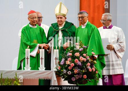 September 2023, Ulaanbaatar, MONGOLEI, MONGOLEI: Ulaanbaatar (Mongolei), 09.03.2023.- Ein Foto der Vatikanischen Medien zeigt Papst Franziskus (C), der am 3. September 2023 im Sportstadion „Steppe Arena“ in Ulaanbaatar in der Mongolei eine Heilige Messe feiert. Papst Franziskus landete am 1. September in der mongolischen Hauptstadt Ulaanbaatar, um seine 43. Internationale apostolische Reise in die Mongolei unter dem Motto „gemeinsam hoffen“ bis zum 4. September zu beginnen. (Papa) (Kreditbild: © Vatikanische Medien/Handout via ZUMA Press Wire) Stockfoto