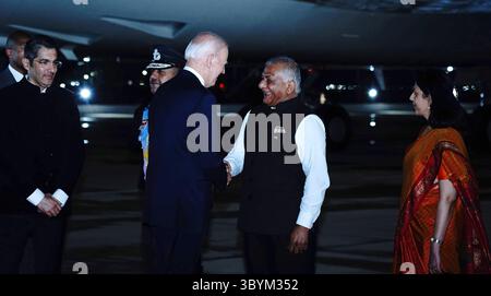 8. September 2023, NEW DELHI, NEW DELHI, Indien: New Delhi (Indien), 08.09.2023.- Ein vom indischen Außenministerium (MEA) bereitgestelltes Handout-Bild zeigt US-Präsident Joe Biden (C-L), der am 8. September 2023 zum G20-Gipfel am Palam Airforce Airport in New Delhi, Indien, eintrifft. Die indische Hauptstadt ist bereit für den G20-Gipfel, der für den 09. Und 10. September geplant ist. (Nueva Delhi) (Credit Image: © Außenministerium Han/Handout via ZUMA Press Wire) Stockfoto