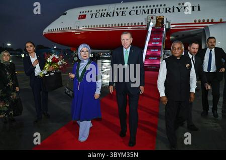 8. September 2023, NEU-DELHI, NEU-DELHI, Indien: Neu-Delhi (Indien), 08.09.2023.- Ein vom indischen Außenministerium (MEA) bereitgestelltes Handout-Bild zeigt den türkischen Präsidenten Recep Tayyip Erdogan (C) und seine Frau Emine Erdogan, die am 8. September 2023 zum G20-Gipfel am Palam Airforce Airport in Neu-Delhi, Indien, eintreffen. Die indische Hauptstadt ist bereit für den G20-Gipfel, der für den 09. Und 10. September geplant ist. (Nueva Delhi) (Credit Image: © Außenministerium Han/Handout via ZUMA Press Wire) Stockfoto
