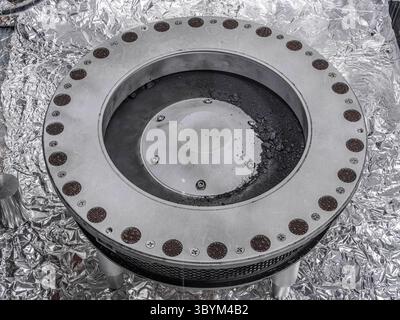 12. Oktober 2023, Houston, Vereinigte Staaten: Houston (Vereinigte Staaten), 10.12.2023.- ein undatiertes Handout-Bild, das von der National Aeronautics and Space Administration (NASA) zur Verfügung gestellt wurde, zeigt die Außenseite des OSIRIS-REX-Probensammlers im Johnson Space Center in Houston, Texas, USA (veröffentlicht am 12. Oktober 2023). Im Bild ist ein Probenmaterial des Asteroiden Bennu in der Mitte rechts zu sehen. Nach Angaben der NASA haben Wissenschaftler bei der ersten Analyse dieses Materials Beweise für Kohlenstoff und Wasser gefunden. Die Probe wurde im Oktober 2020 vom Asteroiden Bennu vom NASA-Weltraum OSIRIS-REX entnommen Stockfoto