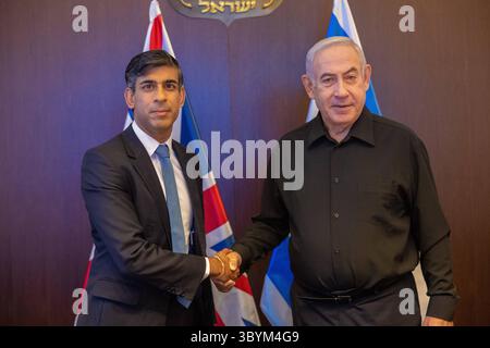 18. Oktober 2023, Jerusalem, Israel: Jerusalem (Israel), 18.10.2023.- Ein Handout-Foto, das von Downing Street 10 zur Verfügung gestellt wurde, zeigt den britischen Premierminister Rishi Sunak (L), der am 19. Oktober 2023 in Jerusalem den israelischen Premierminister Benjamin Netanjahu (R) trifft. Mehr als 3.400 Palästinenser und 1.400 Israelis sind laut der israelischen Verteidigungskräfte (IDF) und der palästinensischen Gesundheitsbehörde getötet worden, seit die Hamas-Militanten am 07. Oktober einen Angriff auf Israel aus dem Gazastreifen gestartet haben. Israel hat alle Bürger des Gazastreifens gewarnt, vor einer erwarteten Invasion in den Süden zu ziehen. (J Stockfoto
