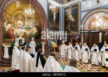 6. Januar 2024, MOSKAU, Russische Föderation: Moskau (Russische Föderation), 01.06.2024.- Ein Foto des Patriarchen-Pressedienstes zeigt, dass Patriarch von Moskau und ganz Russland Kirill (4-L) an einem Heiligabend in der Christus-Erlöser-Kathedrale in Moskau, Russland, am 06. Januar 2024 teilnimmt. Die russisch-orthodoxe Kirche feiert Weihnachten am 7. Januar nach dem Julianischen Kalender. (Rusia, Mosc Stockfoto