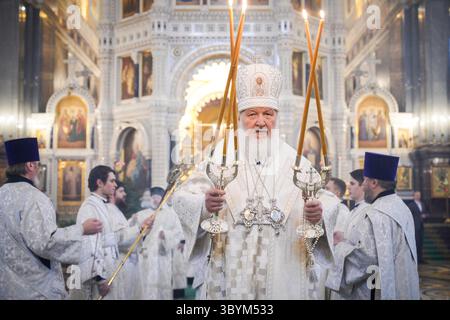 6. Januar 2024, MOSKAU, Russische Föderation: Moskau (Russische Föderation), 01.06.2024.- Ein Foto des Patriarchen-Pressedienstes zeigt, dass Patriarch von Moskau und ganz Russland Kirill (C) an einem Heiligabend in der Christus-Erlöser-Kathedrale in Moskau, Russland, am 06. Januar 2024 teilnimmt. Die russisch-orthodoxe Kirche feiert Weihnachten am 7. Januar nach dem Julianischen Kalender. (Rusia, Mosc Stockfoto