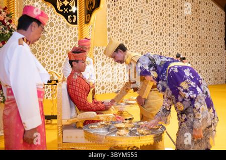 10. Januar 2024, Bandar Seri Begawan, Brunei: Bandar Seri Begawan (Brunei), 01.10.2024.- Ein Foto der Äôs Informationsabteilung Brunei zeigt Bruneis Sultan Hassanal Bolkiah (2-R) und Königin Raja Isteri Pengiran Anak Hajah Saleha (R) mit Prinz Abdul Mateen (C) während der königlichen Puderzeremonie, vor der Prinz Äôs Hochzeit mit Anpicar Beuli Bei, 10. Januar 2024 in Bandi Sergawan, Bandi Begawan, Bandi Begawan, Nuri, 2024. Brunei'Äôs Prinz Abdul Mateen, bekannt als einer der erfolgreichsten Junggesellen in Asien'Äôs, heiratet seine Verlobte A Stockfoto