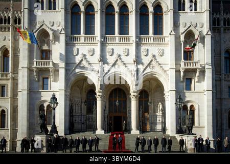 25. Januar 2024, Budapest, Ungarn: Budapest (Ungarn), 25.01.2024.- Ein vom Pressebüro des ungarischen Premierministers bereitgestelltes Foto zeigt, wie der ungarische Premierminister Viktor Orban (C-L) am 25. Januar 2024 den Premierminister der Republik Moldau Dorin Recean (C-R) mit militärischen Auszeichnungen im Parlamentsgebäude in Budapest empfängt. (Hungría, Moldawien) (Foto: © Zoltan Fischer/Handout via ZUMA Press Wire) Stockfoto