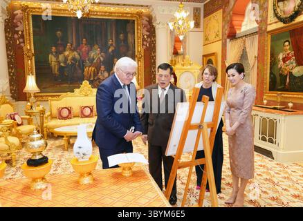 Januar 2024, Bangkok, Bangkok, Thailand: Bangkok (Thailand), 25.01.2024.- Ein Handout-Foto, das vom Royal Household Bureau zur Verfügung gestellt wurde, zeigt den thailändischen König Maha Vajiralongkorn Bodindradebayavarangkun (2-L) und die thailändische Königin Suthida (R) während einer Audienz mit dem deutschen Präsidenten Frank-Walter Steinmeier (L) und seiner Frau Elke Budenbender (2-R) im Amphorn Sathan Residence Hall, Dusit Palace in Bangkok, Thailand, 25. Januar 2024. Steinmeier besucht Thailand zu einem zweitägigen offiziellen Besuch, um die Beziehungen der beiden Länder zu verschärfen. (Alemania, Tailandia) (Bild: © Royal Household Bureau/Handout V Stockfoto