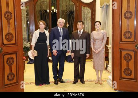 Januar 2024, Bangkok, Bangkok, Thailand: Bangkok (Thailand), 25.01.2024.- Ein Handout-Foto, das vom Royal Household Bureau zur Verfügung gestellt wurde, zeigt den thailändischen König Maha Vajiralongkorn Bodindradebayavarangkun (2-R) und die thailändische Königin Suthida (R) während einer Audienz mit dem deutschen Präsidenten Frank-Walter Steinmeier (L) und seiner Frau Elke Budenbender (L) im Amphorn Sathan Residence Hall, Dusit Palace in Bangkok, Thailand, 25. Januar 2024. Steinmeier besucht Thailand zu einem zweitägigen offiziellen Besuch, um die Beziehungen der beiden Länder zu verschärfen. (Alemania, Tailandia) (Kreditbild: © Royal Household Bureau/Handout Via Stockfoto