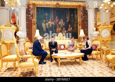 Januar 2024, Bangkok, Bangkok, Thailand: Bangkok (Thailand), 25.01.2024.- Ein Handout-Foto, das vom Royal Household Bureau zur Verfügung gestellt wurde, zeigt den thailändischen König Maha Vajiralongkorn Bodindradebayavarangkun (2-L) und die thailändische Königin Suthida (2R) während einer Audienz mit dem deutschen Präsidenten Frank-Walter Steinmeier (L) und seiner Frau Elke Budenbender (R) im Amphorn Sathan Residence Hall, Dusit Palace in Bangkok, Thailand, 25. Januar 2024. Steinmeier besucht Thailand zu einem zweitägigen offiziellen Besuch, um die Beziehungen der beiden Länder zu verschärfen. (Alemania, Tailandia) (Bild: © Royal Household Bureau/Handout VI Stockfoto