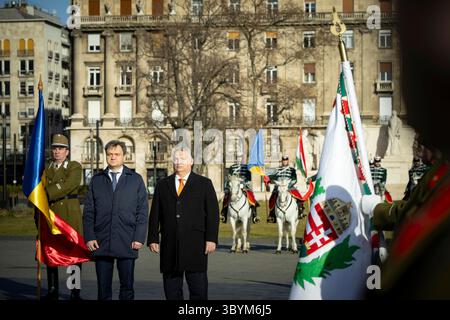 25. Januar 2024, Budapest, Ungarn: Budapest (Ungarn), 25.01.2024.- Ein vom Pressebüro des ungarischen Premierministers bereitgestelltes Foto zeigt, wie der ungarische Premierminister Viktor Orban (R) am 25. Januar 2024 den Premierminister der Republik Moldau Dorin Recean (C) mit militärischen Auszeichnungen im Parlamentsgebäude in Budapest (Ungarn) empfängt. (Hungría, Moldawien) (Foto: © Zoltan Fischer/Handout via ZUMA Press Wire) Stockfoto