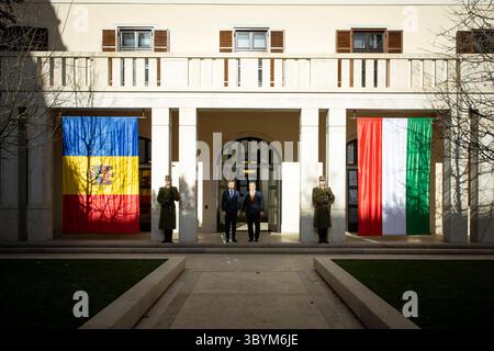 25. Januar 2024, Budapest, Ungarn: Budapest (Ungarn), 25.01.2024.- Ein vom Pressebüro des ungarischen Premierministers bereitgestelltes Foto zeigt, wie der ungarische Premierminister Viktor Orban (C-R) am 25. Januar 2024 den Premierminister der Republik Moldau Dorin Recean (C-L) mit militärischen Auszeichnungen im Parlamentsgebäude in Budapest empfängt. (Hungría, Moldawien) (Foto: © Zoltan Fischer/Handout via ZUMA Press Wire) Stockfoto