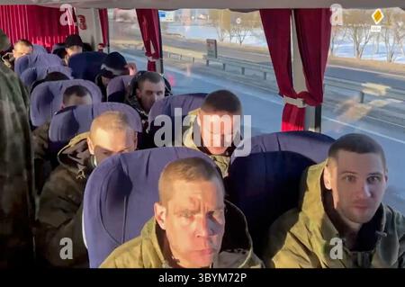 31. Januar 2024, Region Belgorod, Russische Föderation: (Russische Föderation), 31.01.2024.- Ein Foto des Handout-Videos des Pressedienstes des russischen verteidigungsministeriums zeigt eine Gruppe russischer Soldaten, ehemalige Kriegsgefangene (Kriegsgefangene), die nach dem Austausch an einem unbekannten Ort in der Region Belgorod, Russland, am 31. Januar 2024 in einem Bus fahren. Russland und die Ukraine tauschten Kriegsgefangene nach der Formel "195 für 195" aus. Der russische Präsidentschaftskandidat Wladimir Putin forderte eine internationale Untersuchung des Todes des Militärtransportflugzeugs Il-76 in der Nähe von Belgorod. Stockfoto