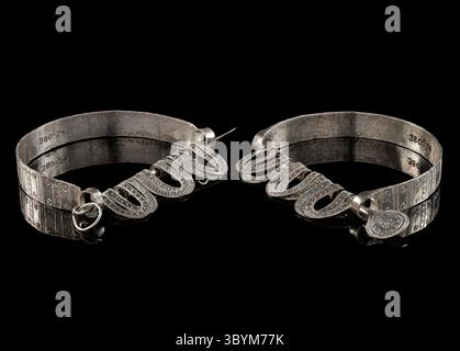 1. Februar 2024, London, Vereinigtes Königreich: London (Vereinigtes Königreich), 01.02.2024.- ein Foto der undatierten Handout, das am 1. Februar 2024 vom Victoria and Albert Museum zur Verfügung gestellt wurde, zeigt ein Paar silberner Fußkettchen in London, Großbritannien (ausgestellt am 1. Februar 2024). Das Manhyia Palace Museum zusammen mit dem V&A und dem British Museum kündigte kürzlich an, dass Gold- und Silberjuwelen, die mit dem königlichen Hof von Asante in Verbindung stehen, noch in diesem Jahr im Palace Museum in Kumasi als Teil eines langfristigen Darlehens ausgestellt werden. Viele dieser Gegenstände werden zum ersten Mal seit 150 Jahren in Ghana zu sehen sein. (Reino Unido, Stockfoto