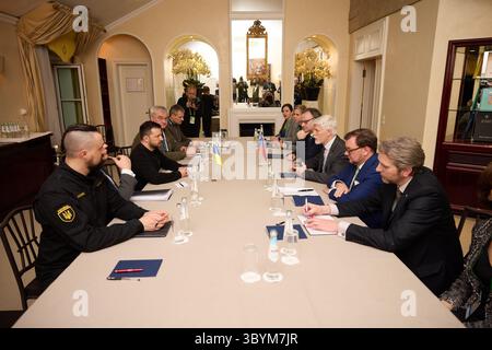 Februar 2024, München, Deu, Deutschland: München (Deutschland), 16.02.2024.- Ein Foto des Presseservice des Präsidenten zeigt den Präsidenten der Ukraine Wolodymyr Zelensky (3L) und den Präsidenten der Tschechischen Republik Petr Pavel (3R) während ihres bilateralen Treffens auf der Münchner Sicherheitskonferenz 2024 am 17. Februar 2024 in München. Mehr als 500 hochrangige internationale Entscheidungsträger treffen sich auf der 60. Münchner Sicherheitskonferenz während ihrer Jahrestagung vom 16. Bis 18. Februar 2024 in München, um globale Sicherheitsfragen zu diskutieren. (República Checa, Alemanien, Ucrania) (Bild: © Presi Stockfoto