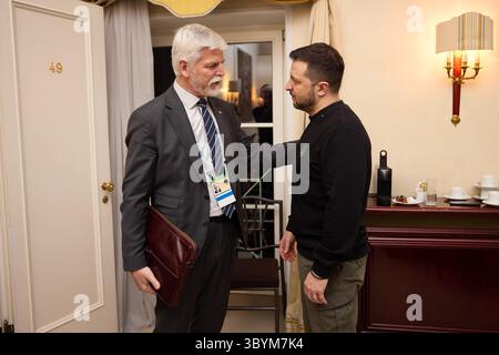 Februar 2024, München, Deu, Deutschland: München (Deutschland), 16.02.2024.- Ein Foto des Presseservice des Präsidenten zeigt den Präsidenten der Ukraine Wolodymyr Zelensky (R) und den Präsidenten der Tschechischen Republik Petr Pavel (L) während ihres bilateralen Treffens auf der Münchner Sicherheitskonferenz 2024 am 17. Februar 2024 in München. Mehr als 500 hochrangige internationale Entscheidungsträger treffen sich auf der 60. Münchner Sicherheitskonferenz während ihrer Jahrestagung vom 16. Bis 18. Februar 2024 in München, um globale Sicherheitsfragen zu diskutieren. (República Checa, Alemania, Ucrania) (Bild: © Preside Stockfoto