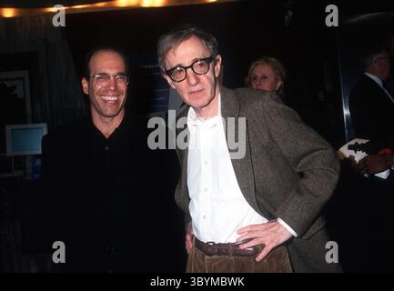 JANUAR 2011 - K18834SMO: PREMIERE VON „SMALL TIME CROOKS“ IM BEEKMAN THEATRE IN NEW YORK CITY. 16.05.2000.WOODY ALLEN UND JEFFREY KATZENBERG. SONIA MOSKOWITZ/2000(Foto: © Globe Photos/ZUMAPRESS.com) Stockfoto