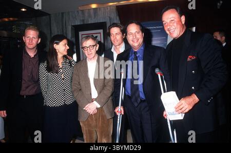 JANUAR 2011 - K18834SMO: PREMIERE VON „SMALL TIME CROOKS“ IM BEEKMAN THEATRE IN NEW YORK CITY. 16.05.2000. MICHAEL RAPAPORT, TRACY ULLMAN, WOODY ALLEN, HUGH GRANT UND JON LOVITZ. SONIA MOSKOWITZ/2000(Foto: © Globe Photos/ZUMAPRESS.com) Stockfoto