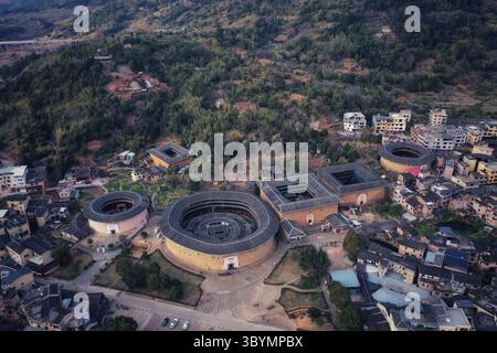 Erkunden Sie die architektonische Schönheit des traditionellen chinesischen Tulou- oder Hakka-Erdbaus in Fujian Stockfoto