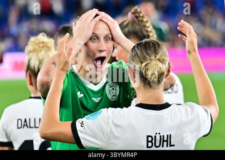 Basel, Schweiz. Juli 2025. *** ERNTE *** Fußball, Frauen: Europameisterschaft, Frankreich - Deutschland, Endrunde, Viertelfinale. Torhüterin Ann-Katrin Berger (l-r) und Klara Bühl. Quelle: Sebastian Gollnow/dpa/Alamy Live News Stockfoto