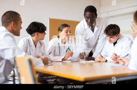 Professor erklärt Thema einer Gruppe von Medizinstudenten Stockfoto