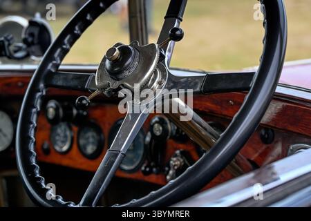 SOUTHEND-ON-SEA, Großbritannien - 5. JULI 2025: Innenraum eines alten Rolls Royce Car Stockfoto