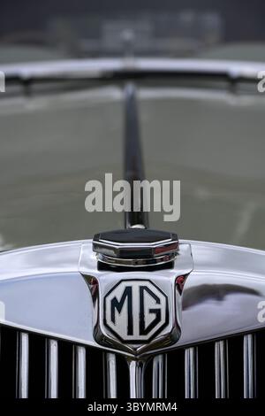 SOUTHEND-ON-SEA, Großbritannien - 05. JULI 2025: Motorhaubenverzierung auf dem MG TF Oldtimer Stockfoto