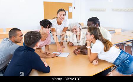 Gruppe von Personen, die an einem Sprachkurs teilnehmen Stockfoto