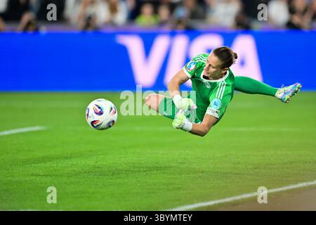 Basel, Schweiz. Juli 2025. Fußball, Frauen: Europameisterschaft, Frankreich - Deutschland, Endrunde, Viertelfinale. Deutsche Torhüterin Ann-Katrin Berger spart einen Elfmeter. Quelle: Sebastian Gollnow/dpa/Alamy Live News Stockfoto