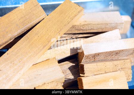 Stapelholz mit natürlicher Körnung und Textur des Holzes. Zubereitetes Brennholz, ordentlich angeordnet und bereit für ein gemütliches Feuer. Holz auf einem Stapel Stockfoto